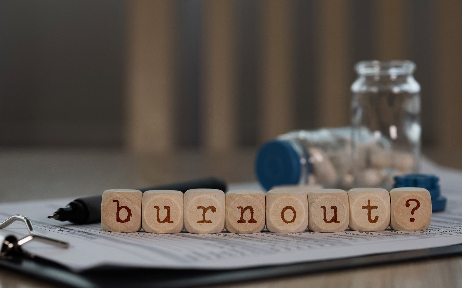 Buchstabenwürfel mit der Aufschrift burnout? auf einem Formular