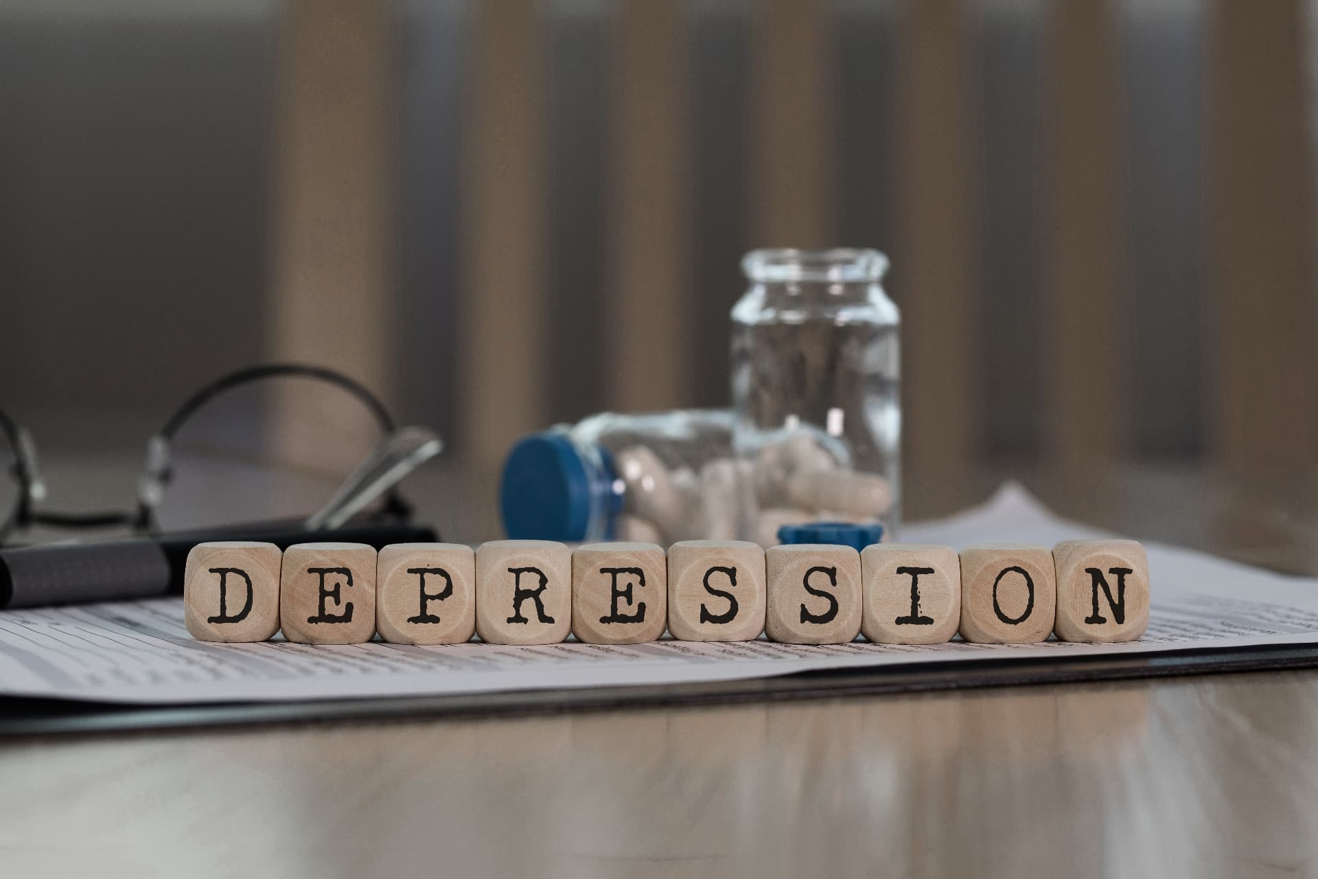 Buchstabenwürfel mit der Aufschrift DEPRESSION auf einem Formular